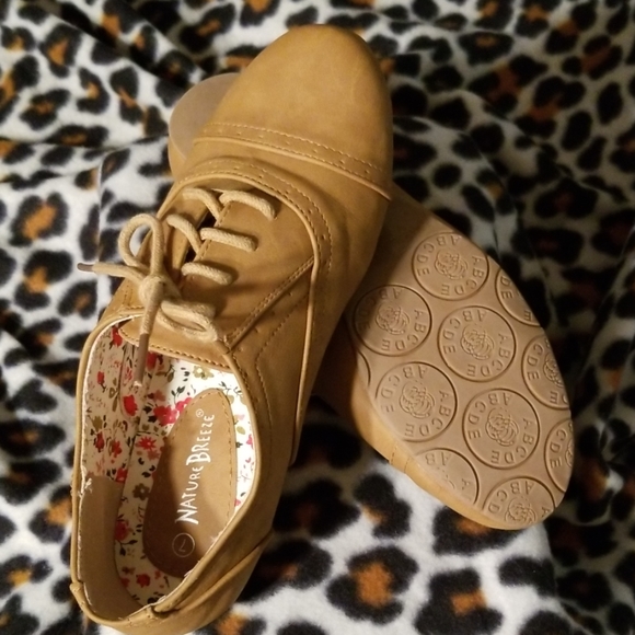 Nature Breeze " Camel " Flat, Laced Shoes - Picture 3 of 4